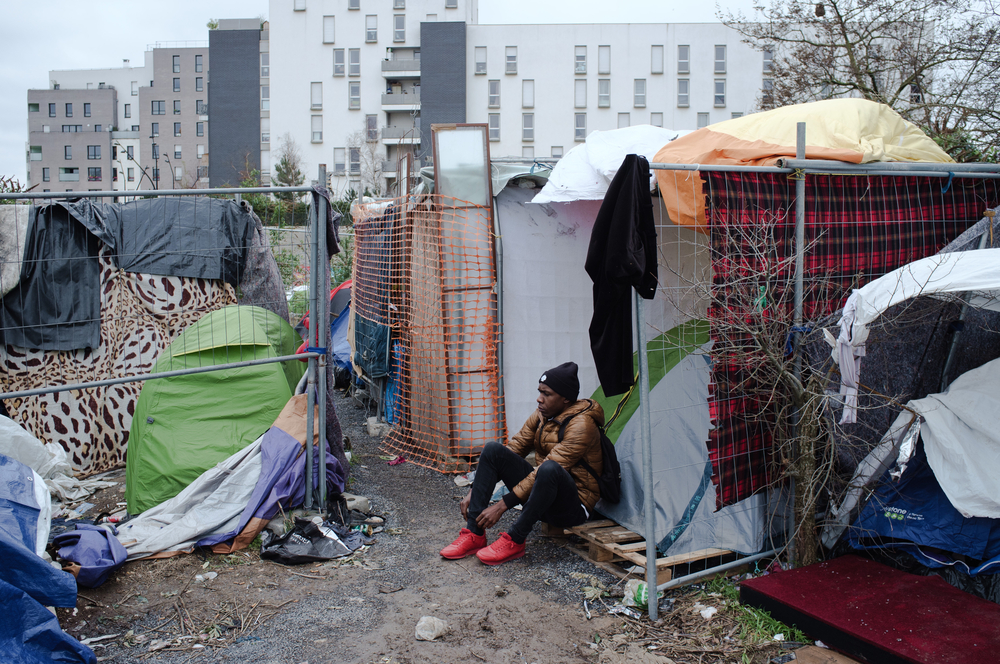 Yannick revisits the camp for displaced people at Porte d'Aubervilliers in Paris © Augustin Le Gall