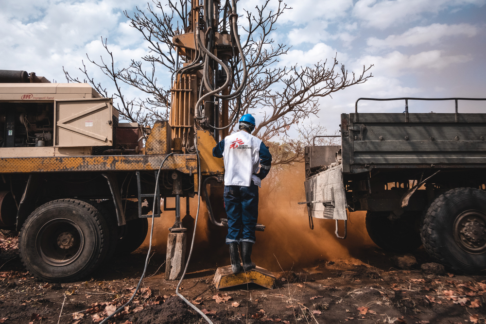 msb120917_medium.jpeg Chief borehole engineer inspects the drilling manoeuvre in Kulogon village, Labarab.