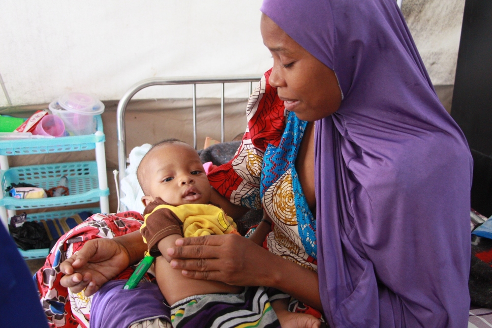 Algoni and his mother Hauwa Mohammed at the MSF Fori ITFC where's getting treatment  [ © Yuna Cho/MSF]