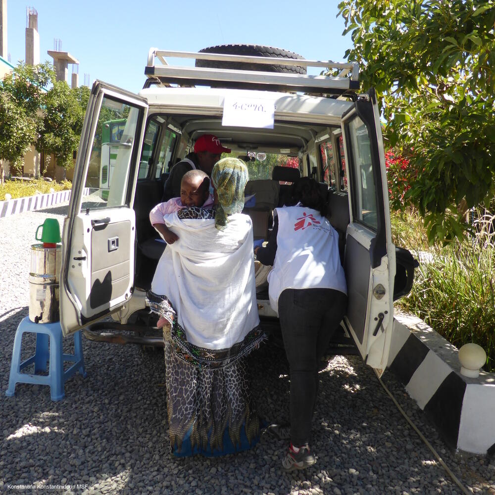 MSF staff transport a patient during a mobile clinic in Hawzen, northeast Tigray © Konstantina Konstantinidou/MSF MSF staff transport a patient during a mobile clinic in Hawzen, northeast Tigray