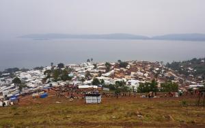 A sprawling settlement of makeshift shelters in Lomera, South Kivu, where rapid population growth and poor sanitation heighten cholera outbreak risks.