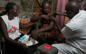MSF teams visit residents of Bentiu IDP camp to vaccinate them against hepatitis E