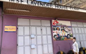 Dr. Africa Stewart, OB-GYN and president of MSF-USA’s board of directors, stands outside MSF’s Lavender House clinic in the Mathare area of Nairobi, Kenya. A painting on the building’s exterior illustrates MSF’s emergency ambulance service.