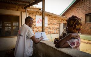 The community health workers only take care of simple cases of malaria and diarrhoea. For complicated cases, they first refer to the nearest health centre. The nursing manager assesses the patient's condition and can decide either to keep the patient at the health centre or to organize a transfer to the general hospital so that the patient receives appropriate care.