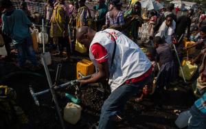 DRC: Water distribution at Rusayo camp 