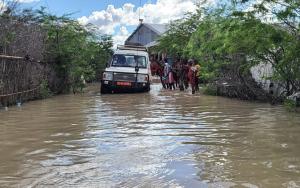 The communities surrounding MSF Dagahaley Project has suffered significantly from this rainfall. More than 2700 people have relocated to 5 schools within Dagahaley, with many others taking shelter within their extended families in Dagahaley. In response, MSF launched an intervention to assist the thousands of people affected by the flooding in the County of Garissa with a specific focus on the needs of the communities in and around Dagahaley’s refugee camp.