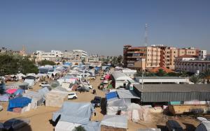Nasser hospital - People camped outside 