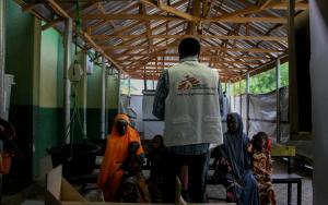 MSF nurse Isa Dauda speaks to the caregivers at the triage of the inpatient therapeutic feeding centre in Zurmi general hospital, Zamfara state.