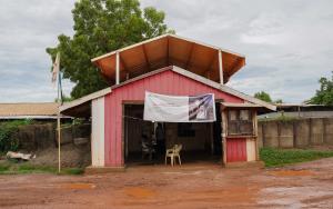 Front entrance of the former MSF standalone hospital in Bentiu ex-PoC displaying a banner about the move to Bentiu State Hospital.
