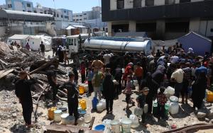 An MSF water truck provides a critical source of clean drinking water. Despite producing around 500,000 litres daily, it is enough for only 80,000 people to receive the bare minimum.