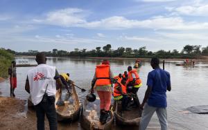 MSF vaccination teams board pirogues to cross the Ouham-Fafa river, on their way to deliver vaccines to hard-to-reach communities.