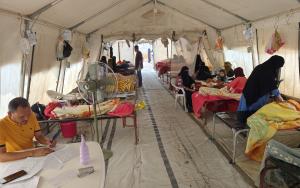 Patients receiving treatment for acute watery diarrhoea at the MSF-supported diarrhoea treatment centre (DTC) in Al-Qaeda City, Ibb Governorate – Yemen.