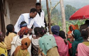 MSF staff providing medication to patients with mild malaria at the outreach post.