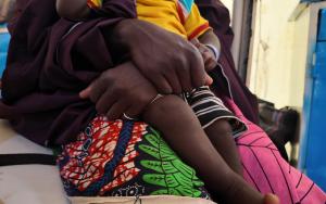 After several weeks of free medical and nutritional care, both children are recovering, highlighting how timely treatment can save lives when malaria is complicated by other illnesses.