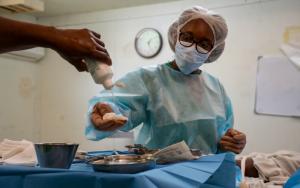 In an operating room at MSF’s Tabarre trauma hospital, an MSF doctor performs surgery on a patient wounded by a gunshot in Port-au-Prince.