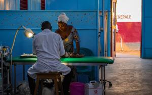 A child is being examined at the Carnot pediatric ward