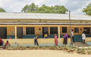 Strengthening health centres' roofs to stand against climate shocks in Mozambique