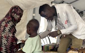 Mustafa Omer Idriss, Sudanese doctor and MSF Medical Activities Manager, examines a child in Tawila Hospital.