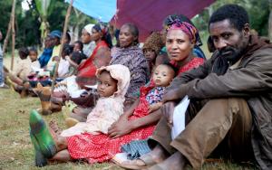 People queue at the entrance of an MSF mobile clinic held in a health post in Banko Baya town, Guji, in Ethiopia’s Oromia region. [ © Igor Barbero / MSF] 