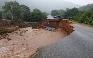 A road in Zimbabwe has been partly washed away following devastation caused by Cyclone Idai, 15 March 2019.