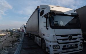 14 MSF trucks loaded with tents and winter kits crossing into northwest Syria [Abdulmonam Eassa/MS] 