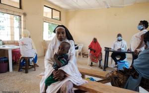 Sadiya M. with her 1.5 y/o son waiting for treatment in Anka MSF hospital, Zamfara state