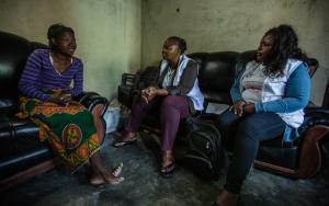 Aida talks with Medecins Sans Frontieres (MSF) outreach workers about the use of contraception. | ©Morgana Wingard/NAMUH