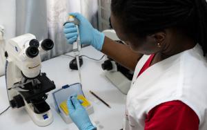 MSF lab manager Mercy Oluya performs a kala azar diagnostic test MSF laboratory in Abdurafi May 2018