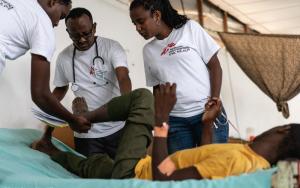 2018 MSF team examines a snakebite wound on a patient’s foot in Abdurafi, Ethiopia.