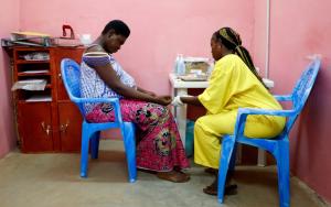 Grâce M’Gazio is a young mother about to give birth. She is doing the HIV – AIDS test with Adeline Ouaboua, psychosocial advisor at the Castors maternity, Central African Republic [© Elisa Fourt/MSF]