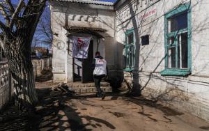 February 2019: MSF doctor at a mobile clinic in Starohnativka. © Nico Dauterive/MSF 