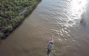 Boat with NFI items on its way to Chibuabuabua, Savane, in Dondo District.Giuseppe La Rosa/MSF