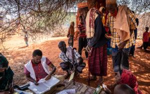 MSF pharmacist Amina Mahamed hands out medication to patients, MSF outreach supervisor Mahad Ali Aden assists her, since it is a very busy day.  [© Susanne Doettling/MSF] 
