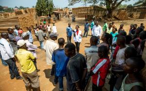 Nicole Niyoyankunze, an MSF health promotion worker, raises awareness among carpenters in the Bwiza district, Bujumbura. [ Evrard Ngendakumana ] 