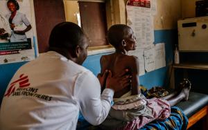 Kingsley Makwale MSF clinician examining Aisha at Mbenje Health Centre [Photo: Isabel Corthier/MSF]