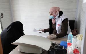 An MSF nurse talks to a woman during a consultation at MSF’s mobile clinic, Northwest Syria