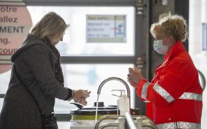MSF staff exchange with the hospital staff about how to manage patient workflow © Pablo Garrigos/MSF