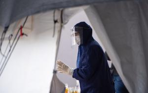 Healthworker in Marseille , France © CLEMENT MAHOUDEAU/MSF