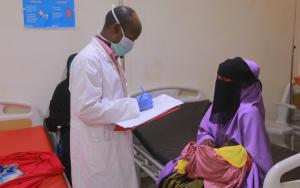 An MSF health worker checks the medical condition of a patient at the ITFC in Galkayo 