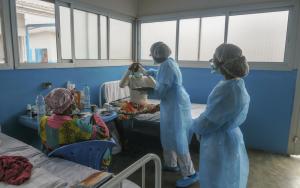 Round of medical staff in the COVID-19 patients ward.