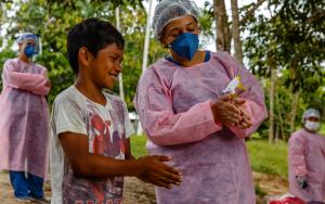 Nurse Nara Duarte teaches a child the correct way to perform hand hygiene 