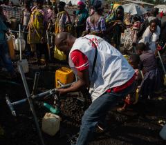 DRC: Water distribution at Rusayo camp 