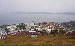 A sprawling settlement of makeshift shelters in Lomera, South Kivu, where rapid population growth and poor sanitation heighten cholera outbreak risks.
