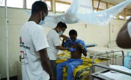 MSF medical staff are examining Mekuanent, a kala azar patient during the morning rounds at MSF’s Abdurafi health center specializing in treatment of Kala-azar and snakebite.