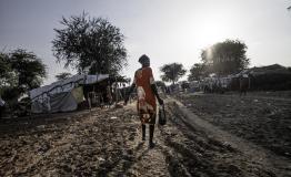 A woman heads for the makeshift market on the outskirts of the Gomgoi IDP camp in Twic, Warrap state, South Sudan
