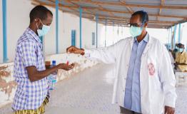 Dr. Ahmed Hassan administers a daily TB dose to a patient, who is currently undergoing treatment for drug-resistant tuberculosis (DRTB) at the MSF-supported TB Hospital in Galkayo North, Somalia