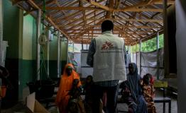 MSF nurse Isa Dauda speaks to the caregivers at the triage of the inpatient therapeutic feeding centre in Zurmi general hospital, Zamfara state.