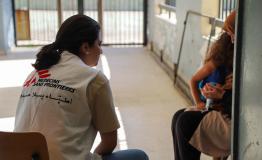 Dayana Tabbara, MSF mental health counsellor, provides psychological first aid to a patient and her daughter.