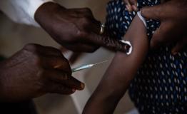 Muazu Nasir gets his Penta-5 vaccination in Sokoto north as part of the pilot of the MSF mass vaccination programme