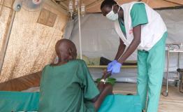 A Médecins Sans FrontièreMSF clinician treating a cholera patient inside the cholera treatment centre in Abyei during the outbreak response.s (MSF) clinician provides medical care to a cholera patient at MSF’s treatment centre in Abyei, as part of the emergency response to the ongoing outbreak.